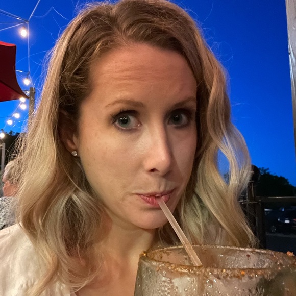 Meet your Posher, Hillary - Picture 1 of 1